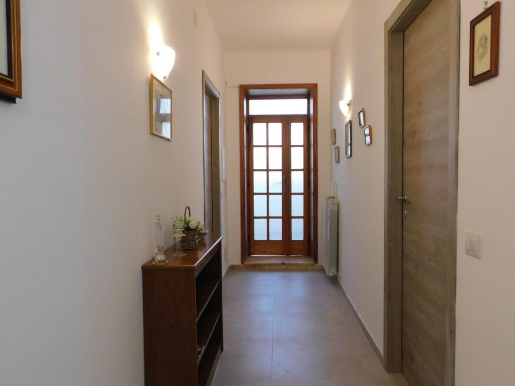ein Flur mit einer Holztür und einer Holzkommode in der Unterkunft Riama in Torralba