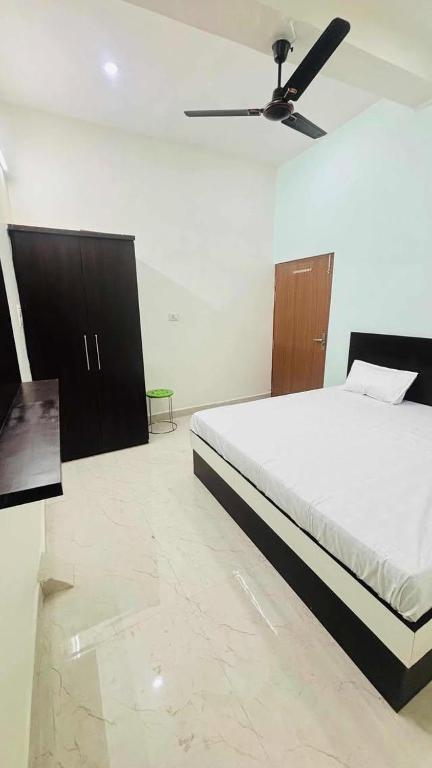 a bedroom with a bed and a ceiling fan at Hotal Shivaay inn in Barāgaon