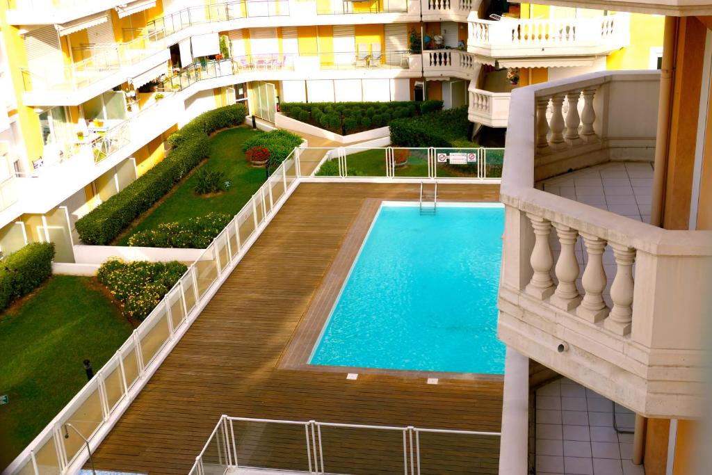 uma vista aérea de um edifício com piscina em Studios Nice French Riviera em Nice