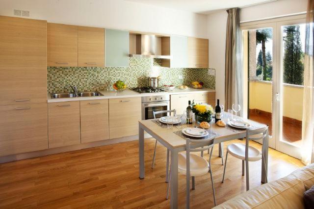 Kuchnia lub aneks kuchenny w obiekcie Tremezzo Residence-11 apartments to choose from in an exclusive residence by Italian Apartments