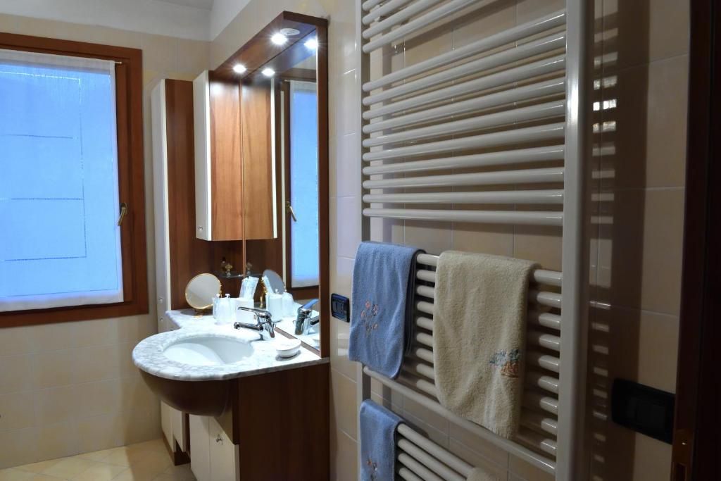 łazienka z umywalką i lustrem w obiekcie Agriturismo Memento w mieście Follina