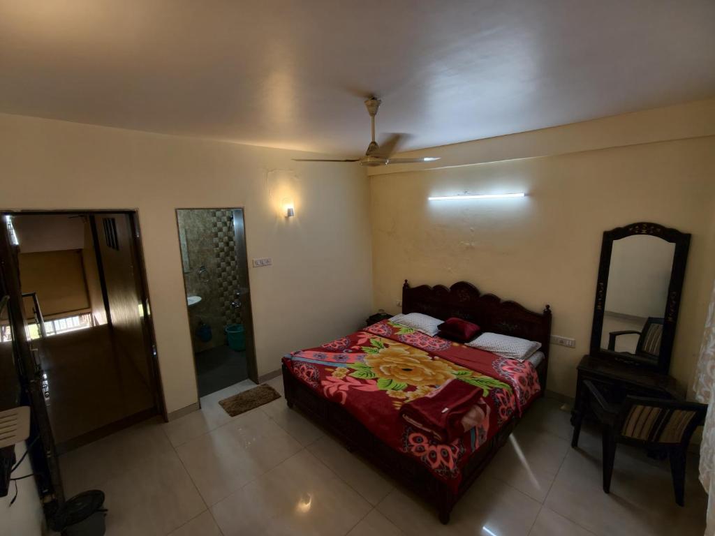 a bedroom with a bed and a mirror in it at Salas Executive in Mahabaleshwar