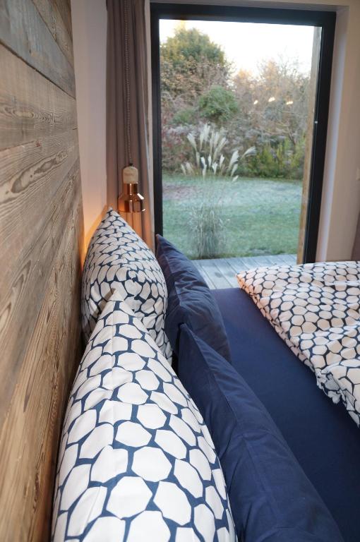 Postel nebo postele na pokoji v ubytování BluGarden Ferienapartments im Spreewald