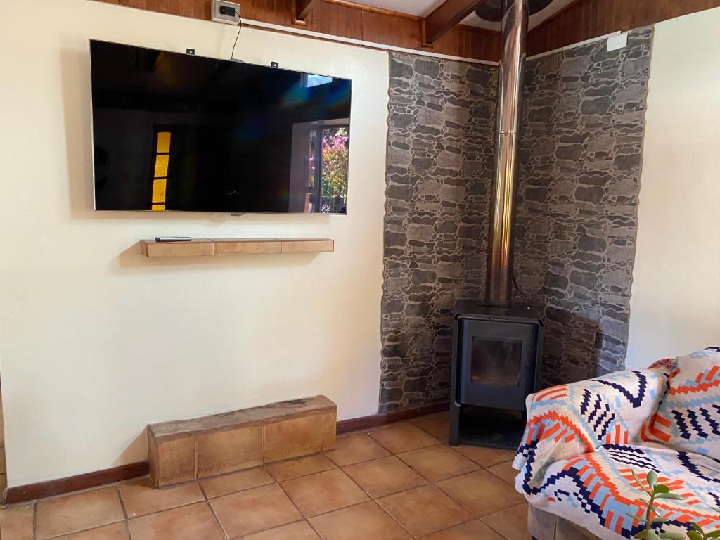 a living room with a fireplace and a couch at Elqui LU ASPAR in Vicuña