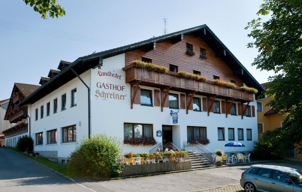 un bâtiment avec un panneau sur son côté dans l'établissement Landhotel-Gasthof-Schreiner, à Hohenau