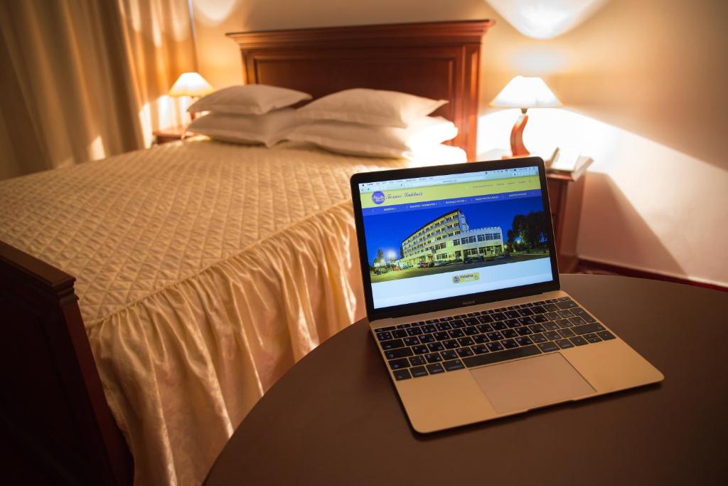 einen Laptop auf einem Tisch in einem Hotelzimmer in der Unterkunft Hotel San Terme Laktaši in Laktaši