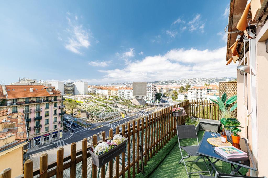 Open Sky Terrace Lage 1 Bdr & Parking