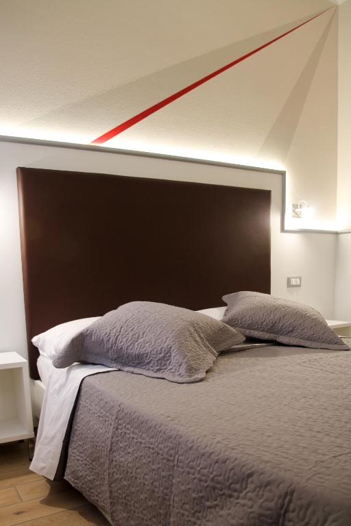 a bedroom with a large bed with a black headboard at Monolocale di Via Mameli in Verona