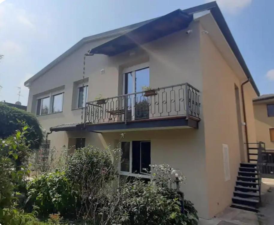 ein Haus mit einem Balkon an der Seite in der Unterkunft 3Aceri in Arcore