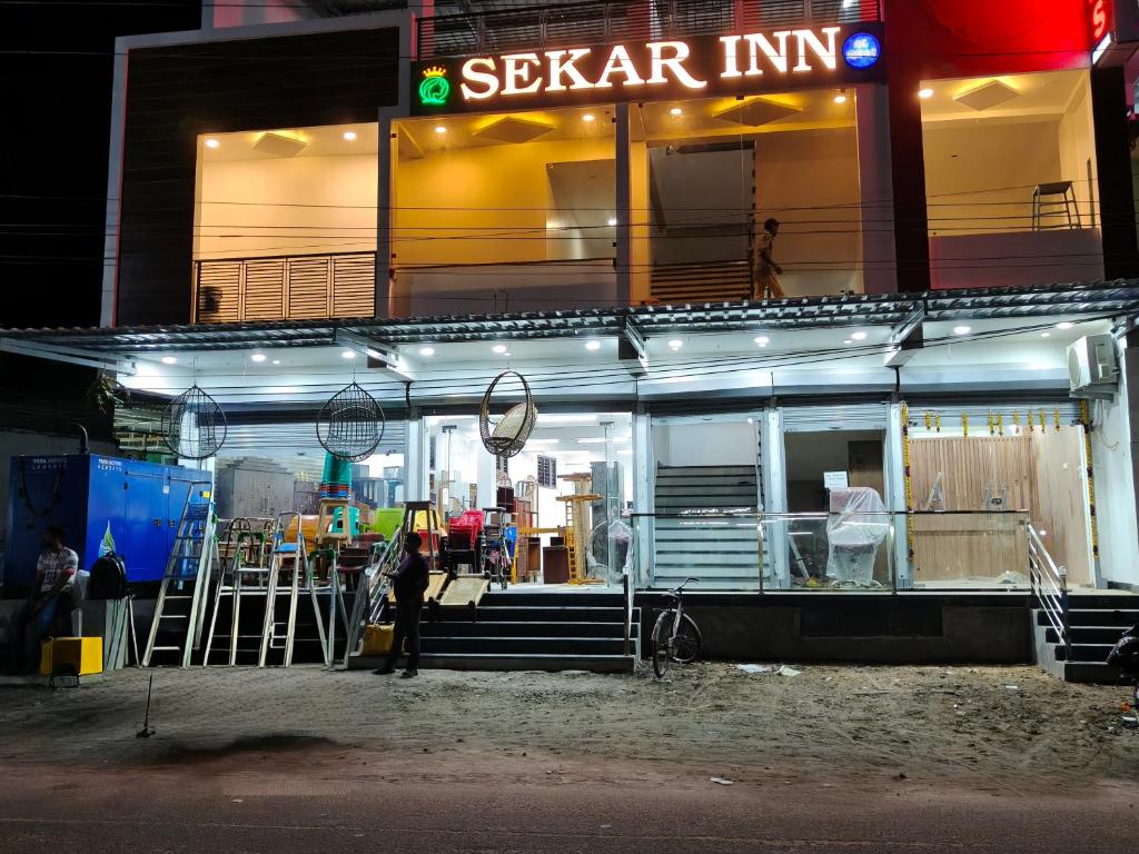 a building with a sign that reads se sagar inn at Sekar Inn in Arumuganeri
