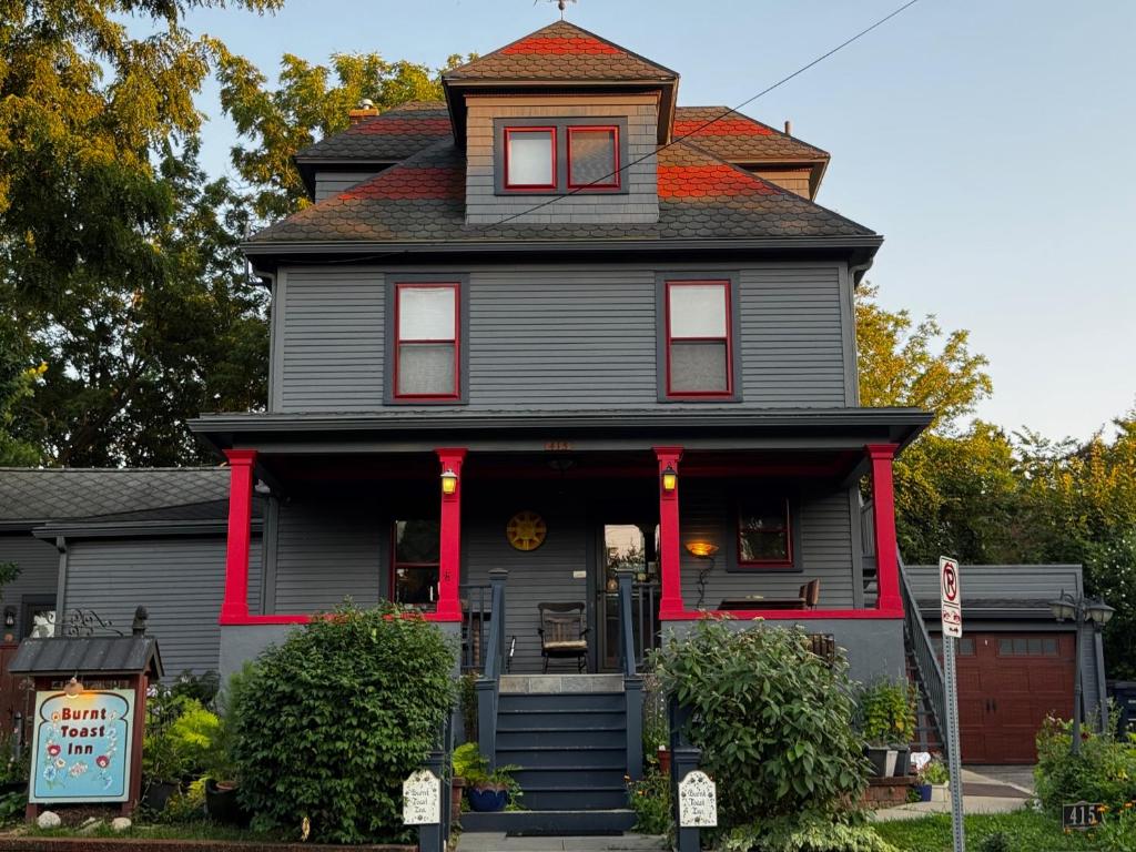 Burnt Toast Inn and Washington House - Housity