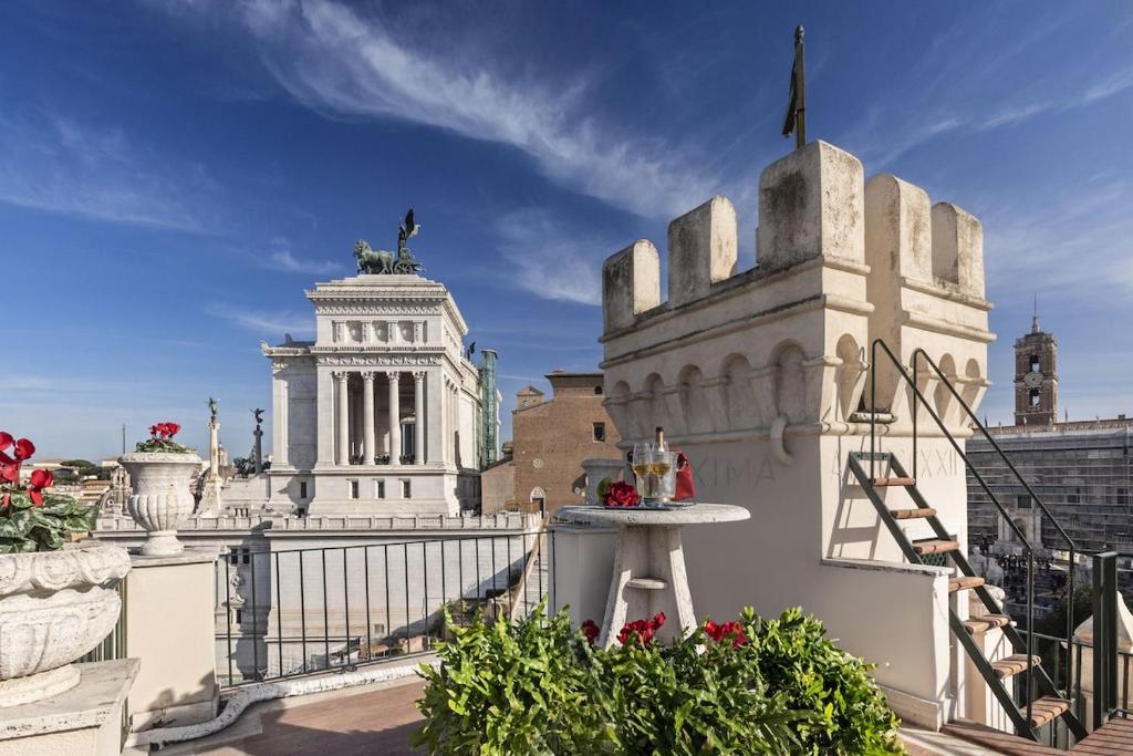 a balcony with a view of a building at Domus 3 Badroom Piazza Venezia in Rome