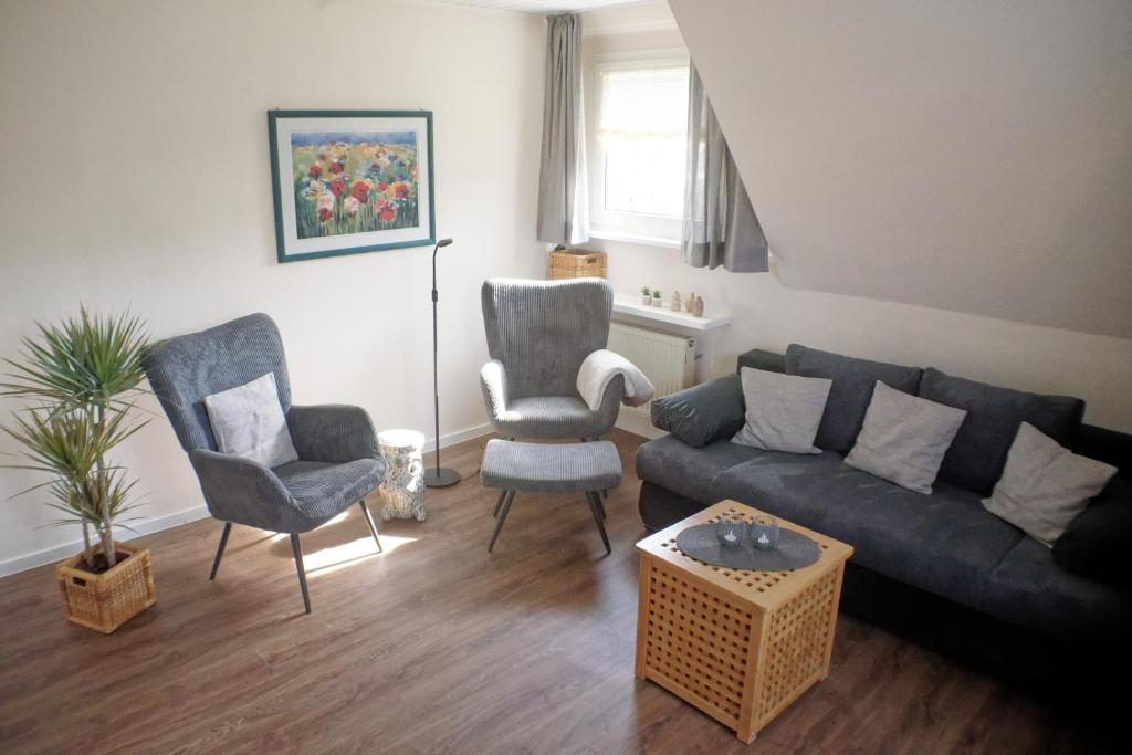 a living room with a couch and two chairs at Ferienwohnungen Reinhilde - Litzig in Traben-Trarbach