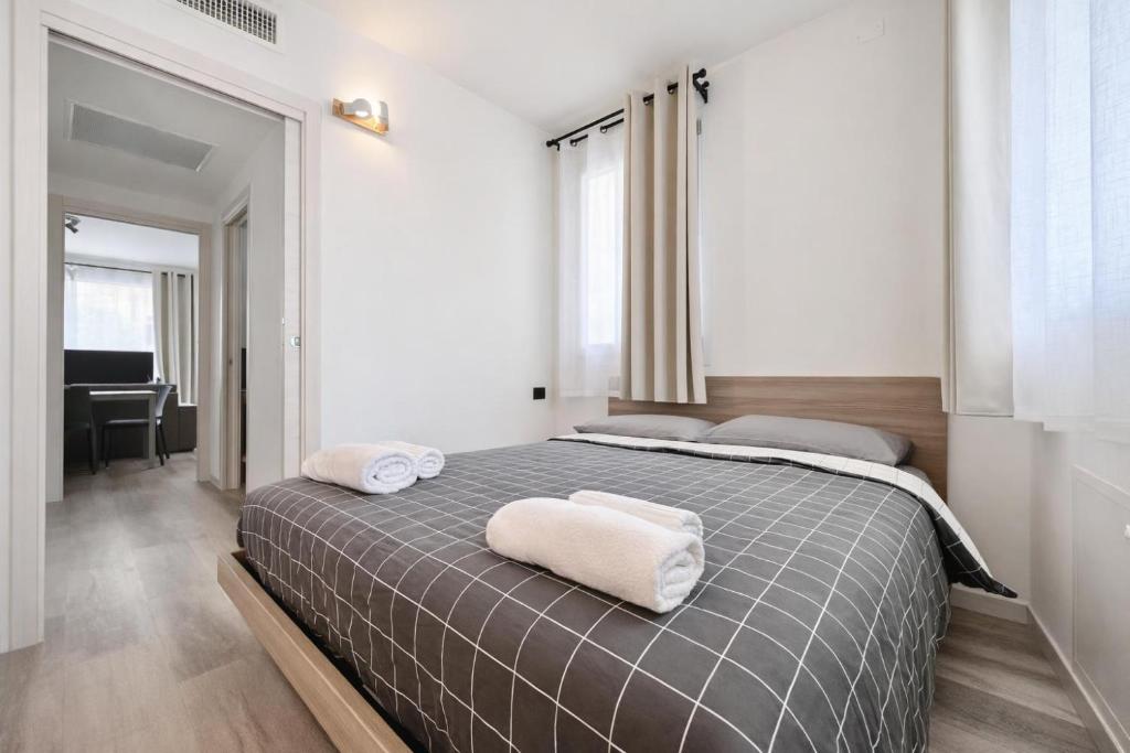 a bedroom with a large bed with towels on it at Nuovo appartamento in centro a Darfo Boario Terme in Boario Terme