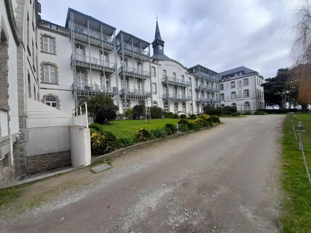 an empty street in front of a building at Résidence Saint Goustan in Le Croisic