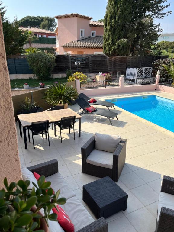 La Pinède appartement T2 accès piscine