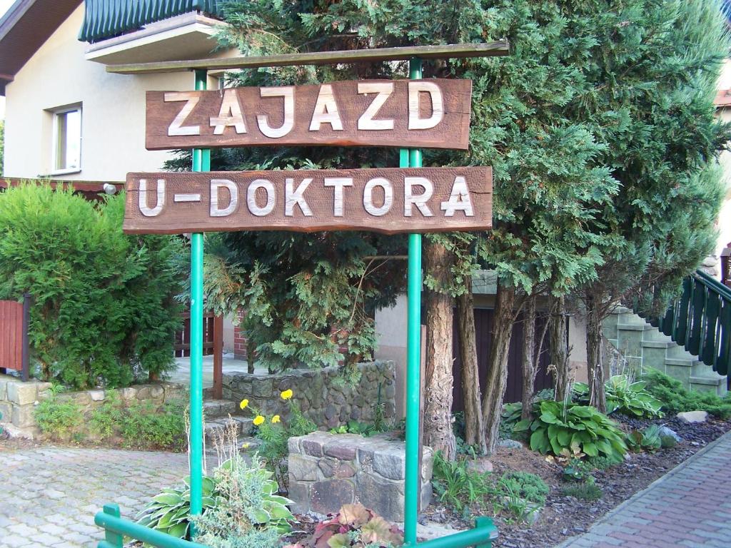 a sign that reads zaza u dotaota in front of a building at Zajazd U Doktora in Lubrza
