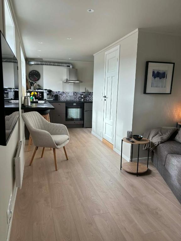 a living room with a couch and a table at Det Lille huset på Storgata - Leilighet in Larvik