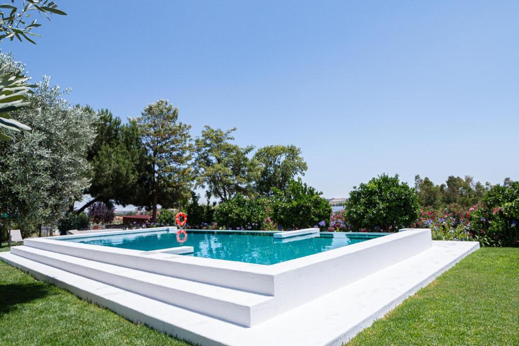 a swimming pool in the yard of a house at Casas de Juromenha in Juromenha