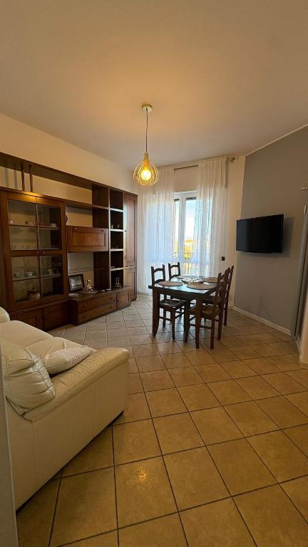 a living room with a couch and a table with chairs at Fabio Filzi 32 sub 7 in Lainate