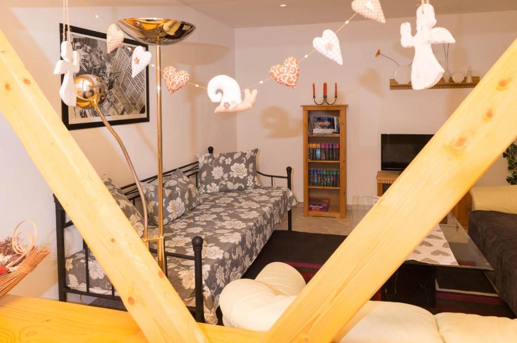 ein Wohnzimmer mit einer Treppe und einer Couch in der Unterkunft Ferienwohnung Mitko in Radebeul