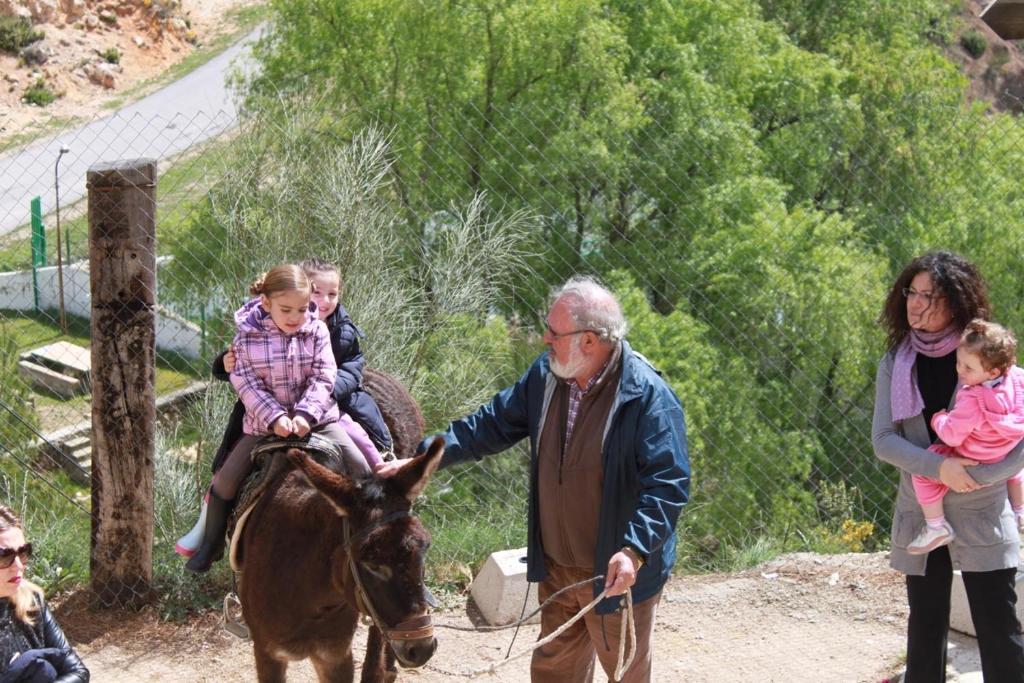 Deti v ubytovaní Apartamentos rurales Casas de Haches