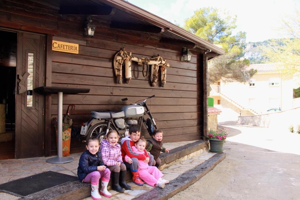 Deti v ubytovaní Apartamentos rurales Casas de Haches