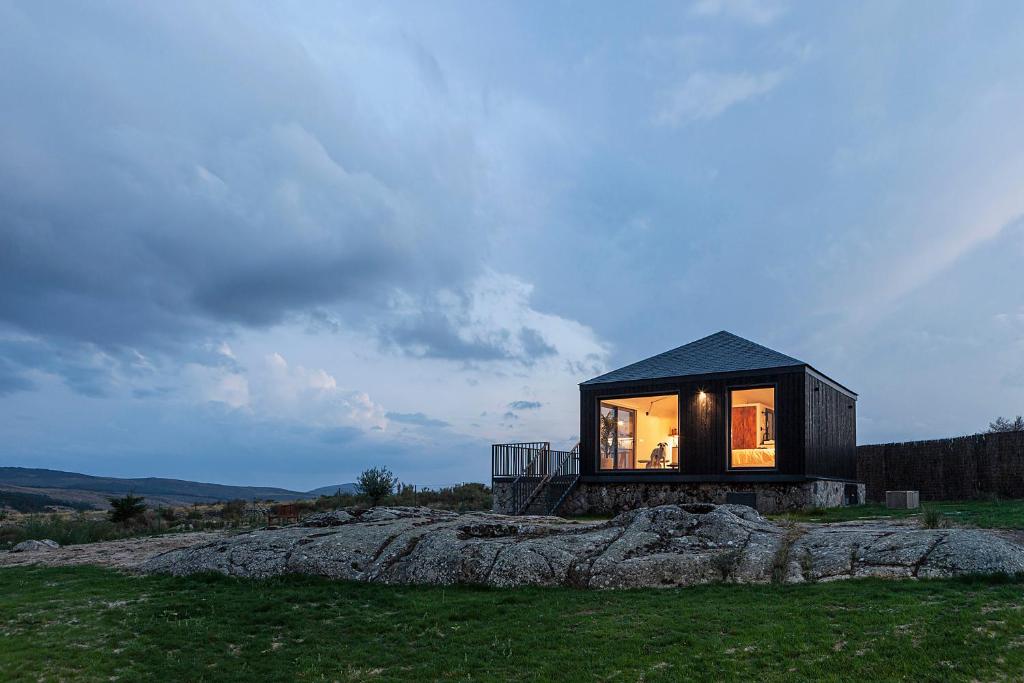 ein kleines Haus auf einem Felsen in einem Feld in der Unterkunft Casa Otea in Avila