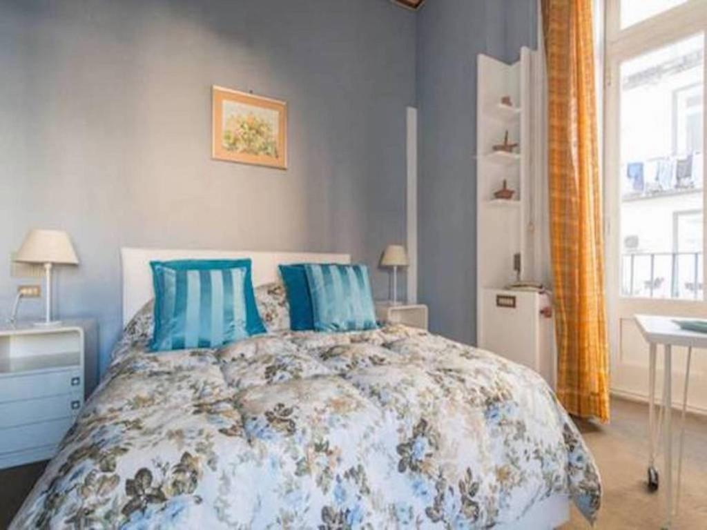 ナポリにあるSanseveroomsのベッドルーム(青い枕のベッド1台付)
