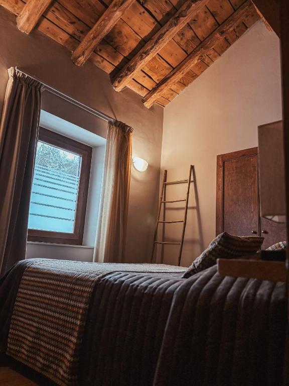 a bedroom with a bed and a window at Le Mirasol Appart-hôtel in Enveitg