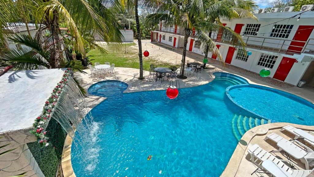 an overhead view of a swimming pool in front of a building at HOTEL REAL UCUM in Ocum
