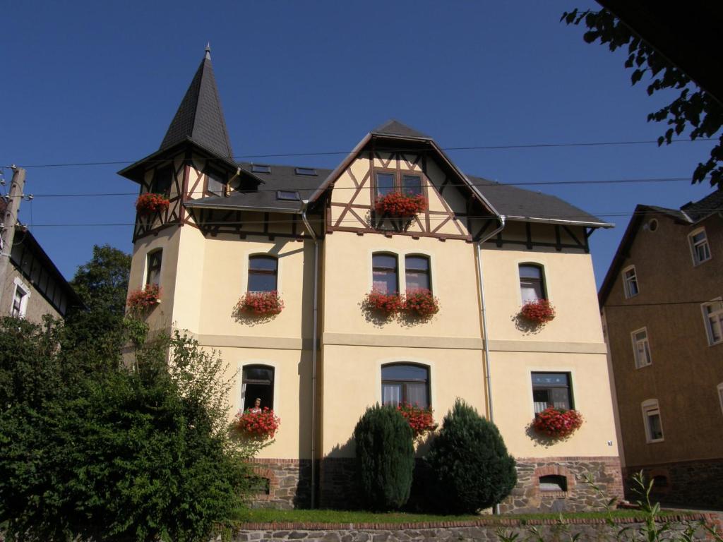 a building with flower boxes on the front of it at Ferienwohnung Mone - Wohlfühlen am Thüringer Meer in Ziegenrück