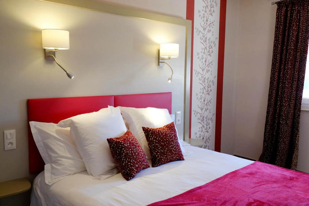 Postel nebo postele na pokoji v ubytování Hotel Spa Le Relais Des Moines