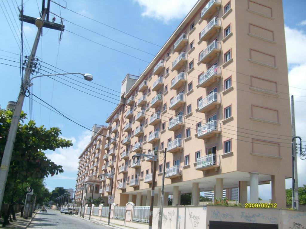 un grand immeuble situé dans une rue dans l'établissement Apartamentos Vila de Iracema, à Fortaleza