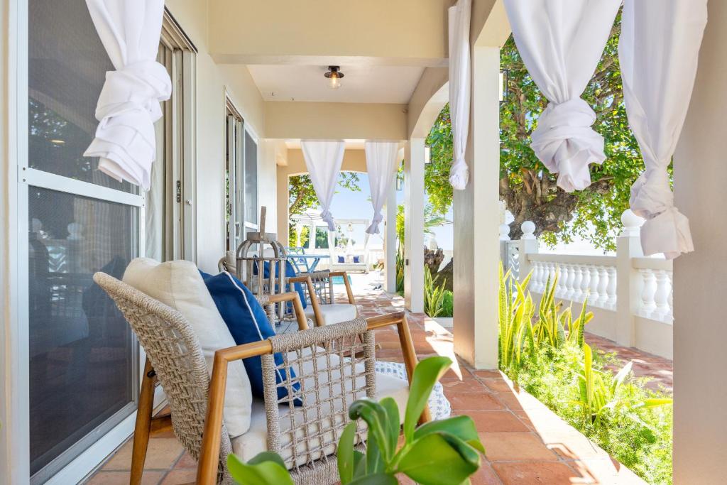 Tres Sirenas Beach Inn - 