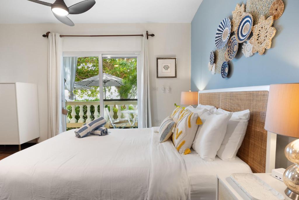Tres Sirenas Beach Inn - 