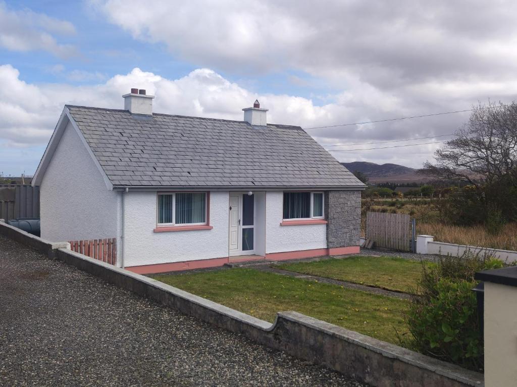 a white house with a yard in front of it at Teach Barney in Falcarragh