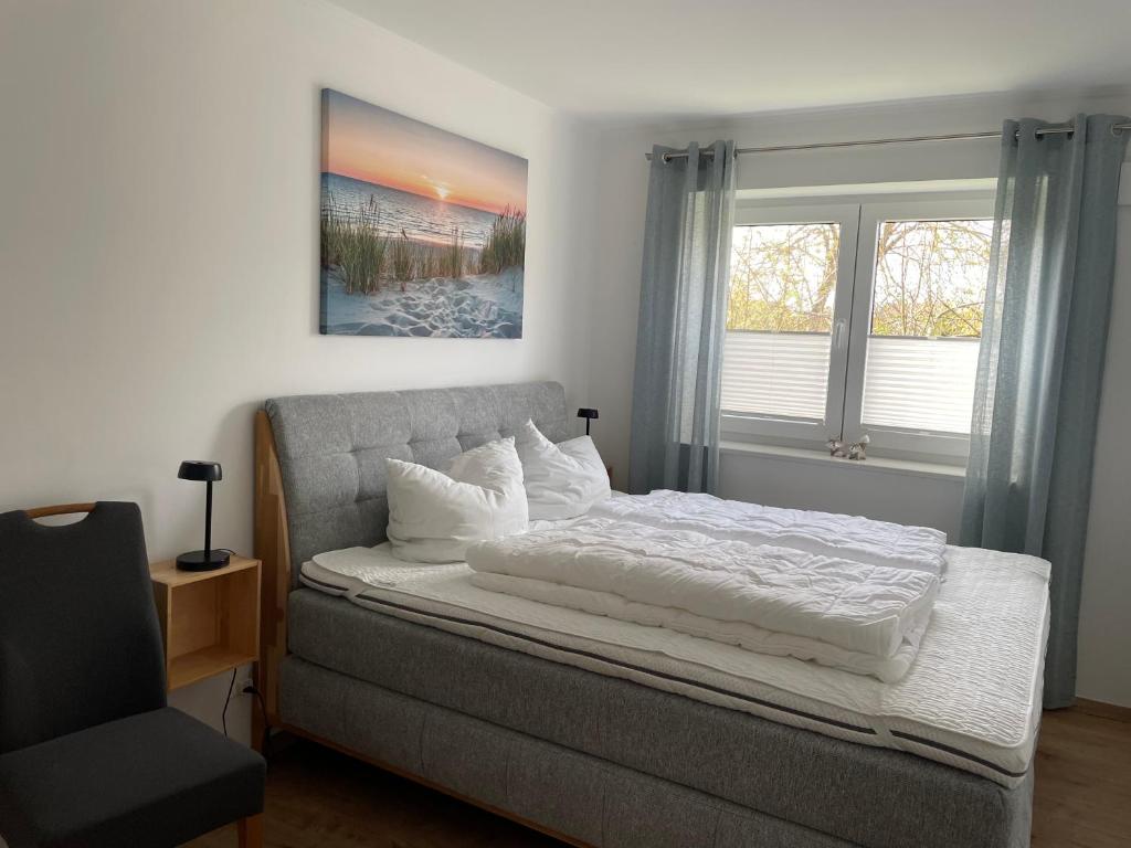 a bedroom with a bed and a window at Ferienwohnung Watt n Deichblick in Friedrichskoog