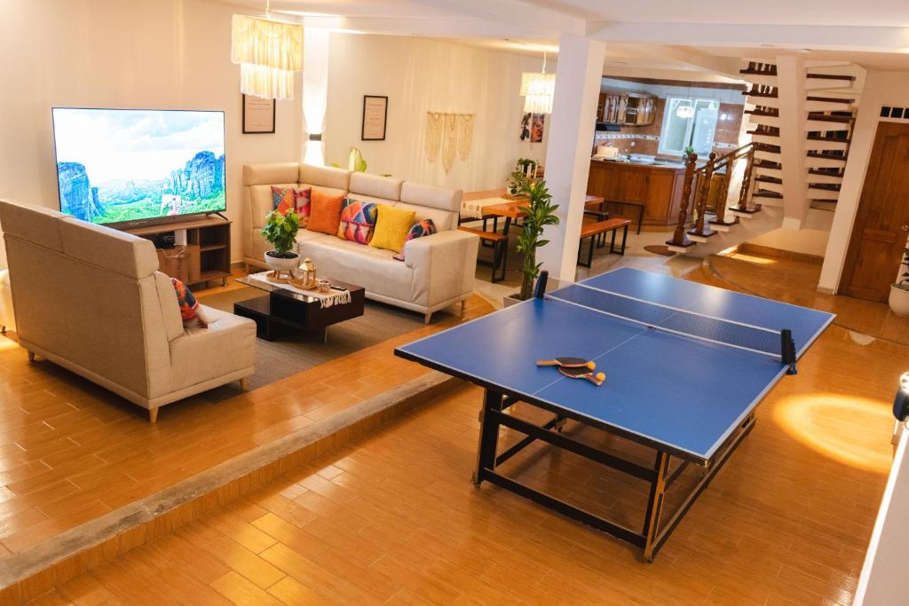 ein Wohnzimmer mit einer Tischtennisplatte in der Unterkunft Raizen Hostel in Dosquebradas