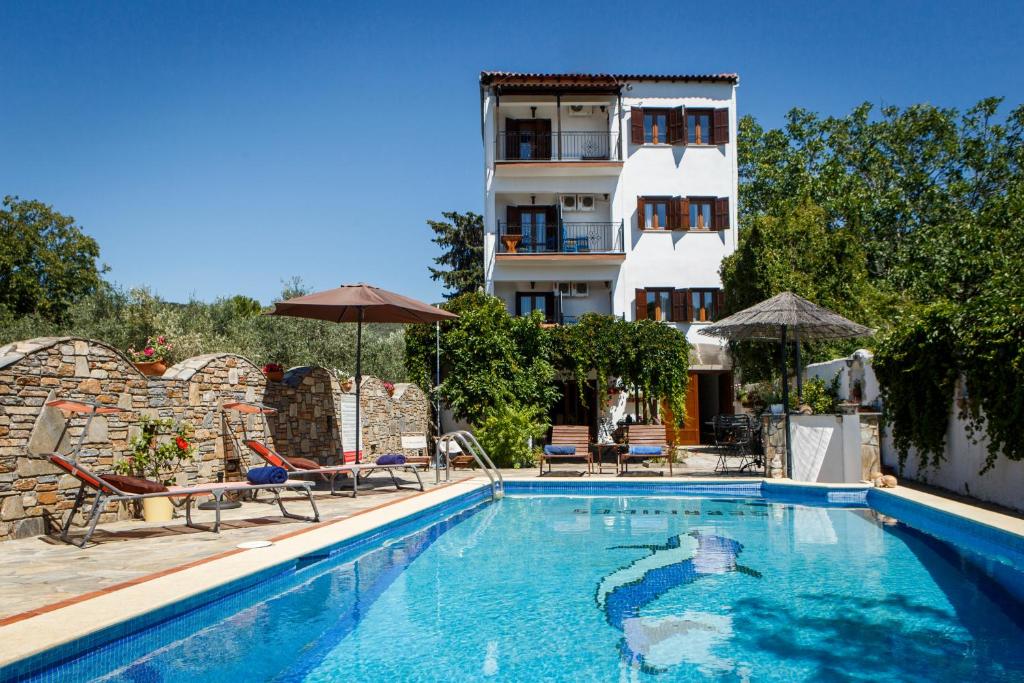 un hôtel avec une piscine en face d'un bâtiment dans l'établissement Seranides Boutique Hotel, à Kato Gatzea