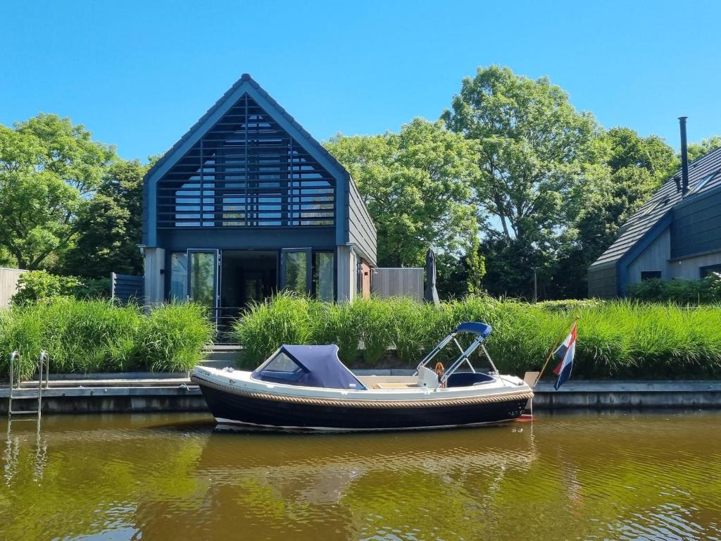 Watervilla Fiif in Friesland with two rooms - Housity