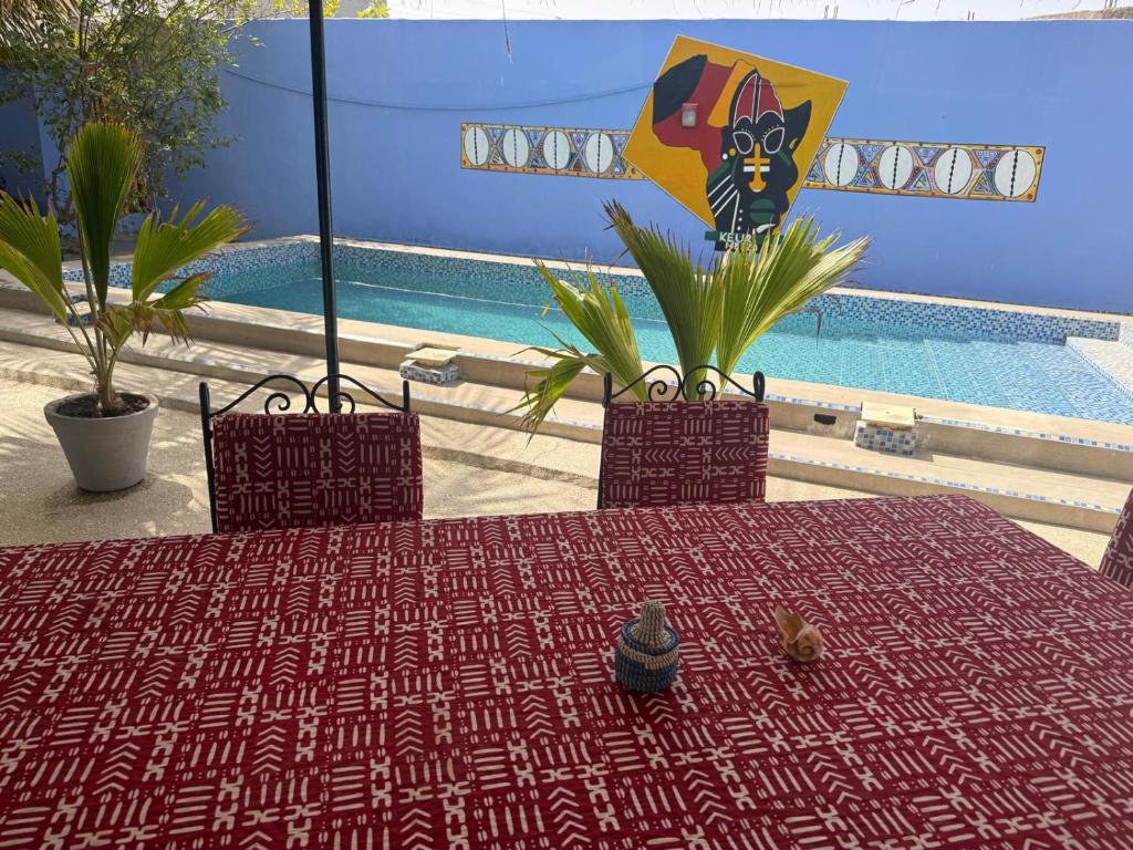a table with a table cloth with a cat on it at Keur Medzo - Lac Rose in Niaga