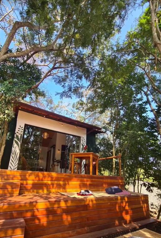 a house with a wooden bench in front of it at Chalé da árvore Buzios in Búzios