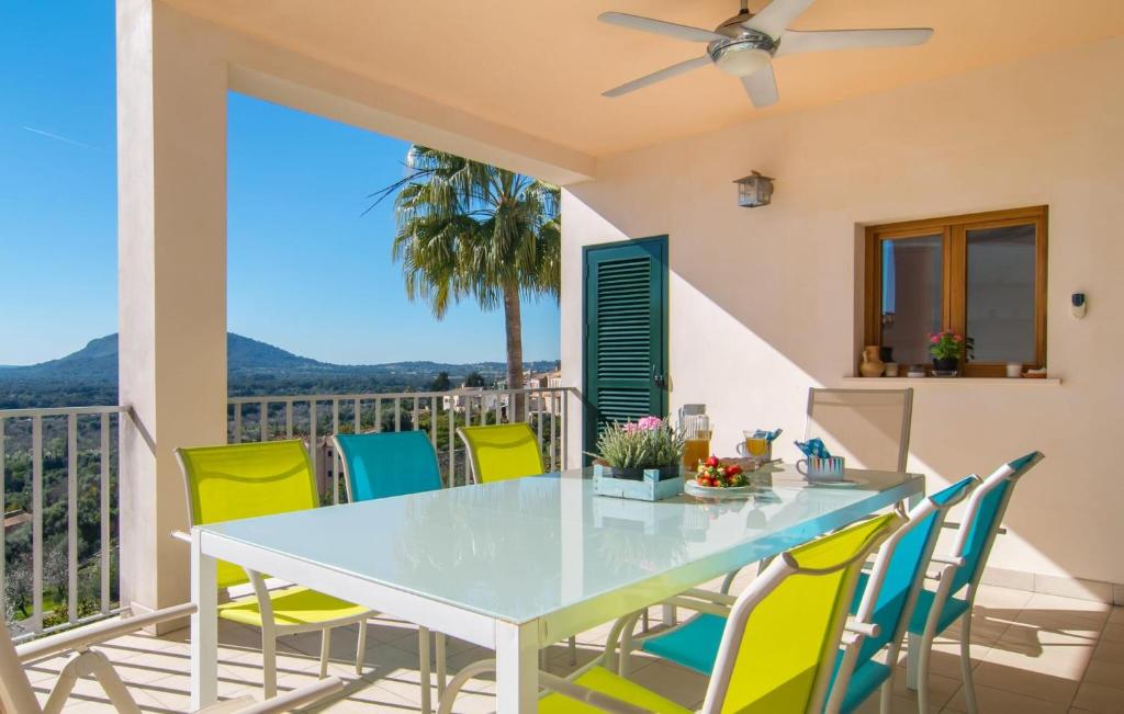 ein Esszimmer mit Tisch und Stühlen auf einem Balkon in der Unterkunft Biali in Búger
