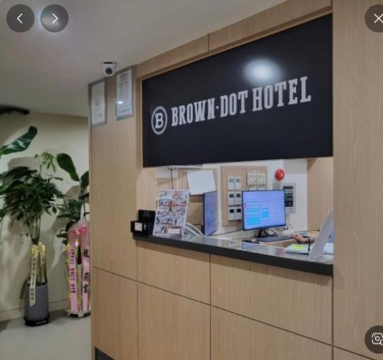 a front desk of a honolulu lot hotel with a sign at 브라운도트 영도 대교점 in Jung-gu