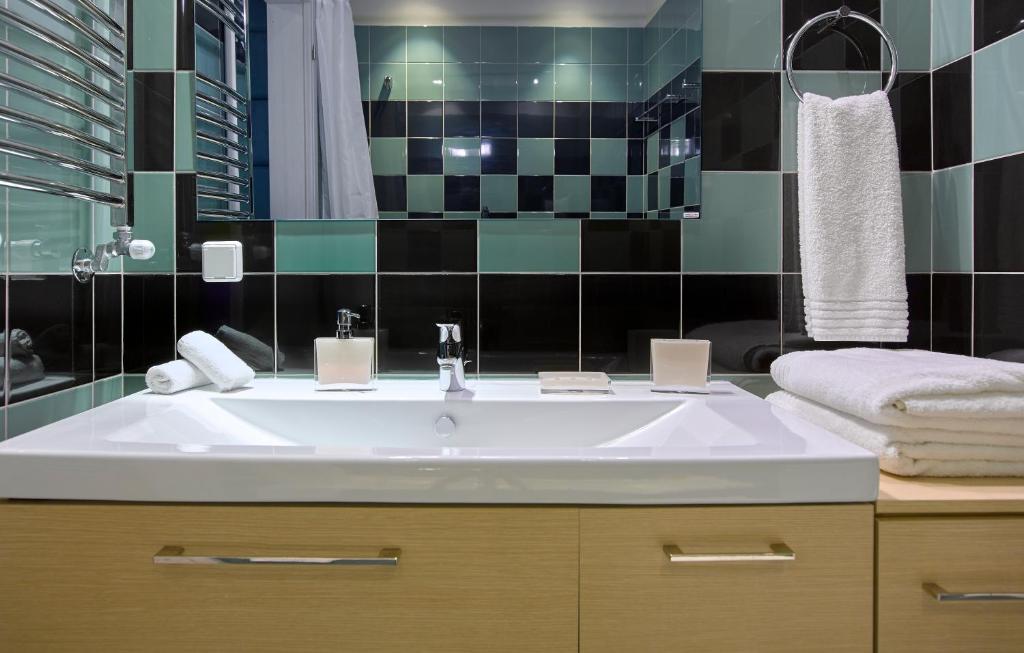 Een badkamer bij Scale Suites