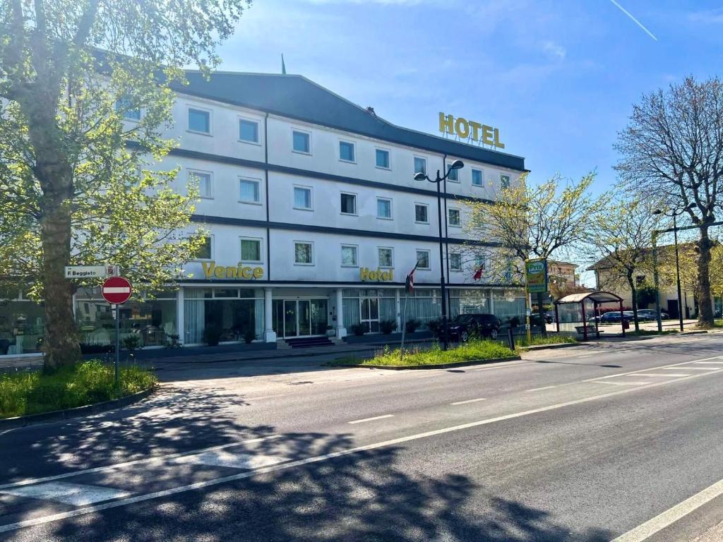 a hotel on the side of a street at Venice Hotel con Colonnine Elettriche in Grisignano di Zocco