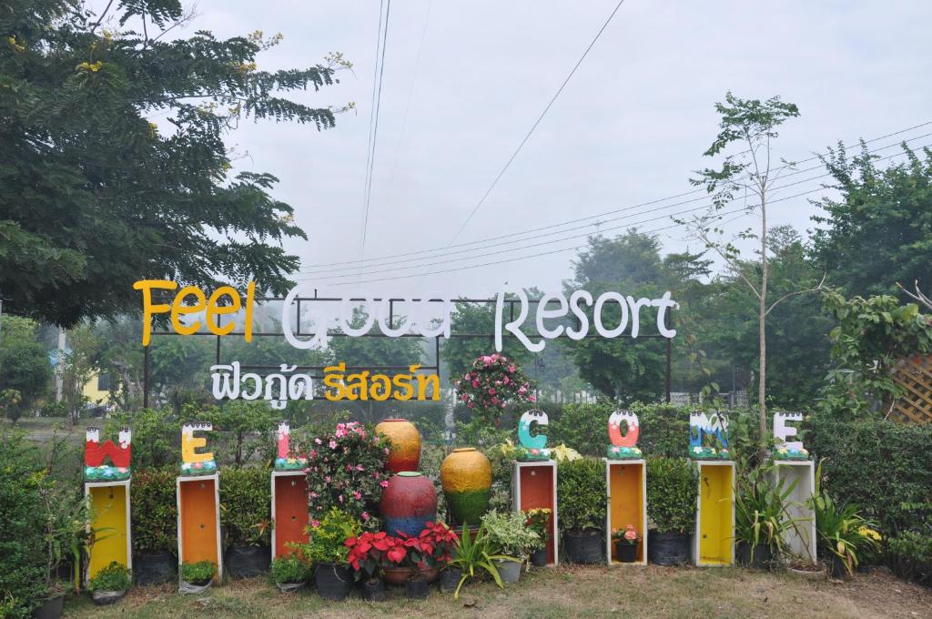 um sinal para um restaurante num parque em Feel Good Resort em Nakhon Ratchasima