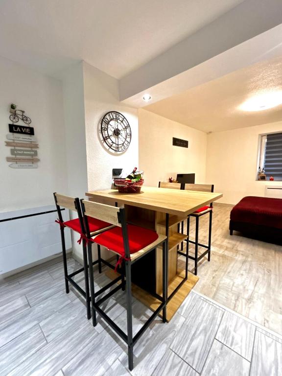 a living room with a wooden table and chairs at Au Cocon Alsacien in Wintzenheim