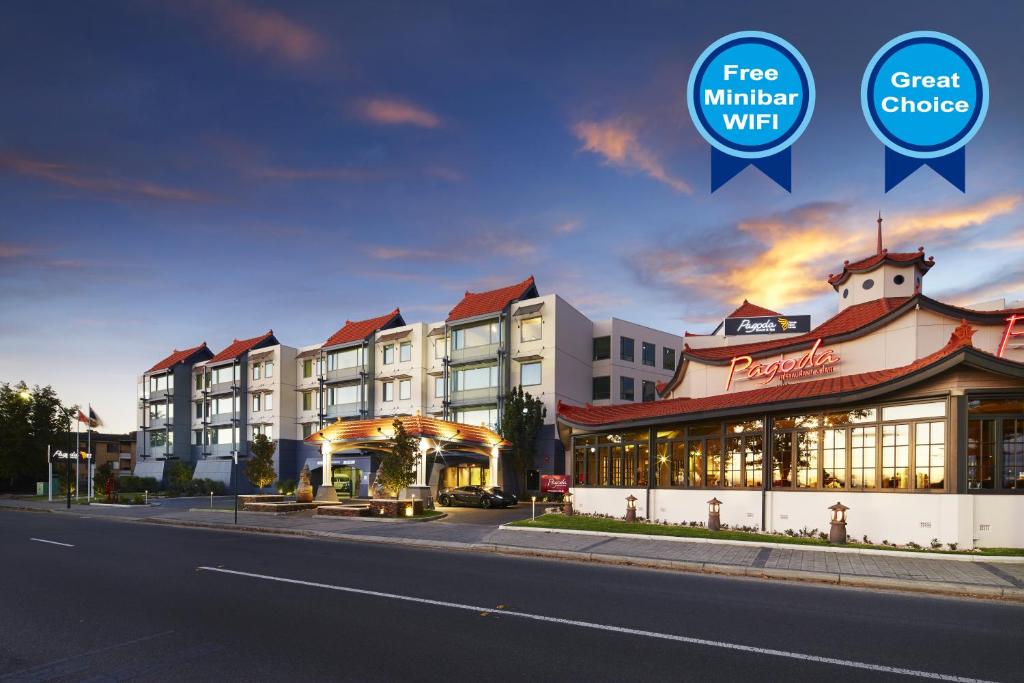 een weergave van een hotel in een stadsstraat bij Pagoda Resort & Spa in Perth